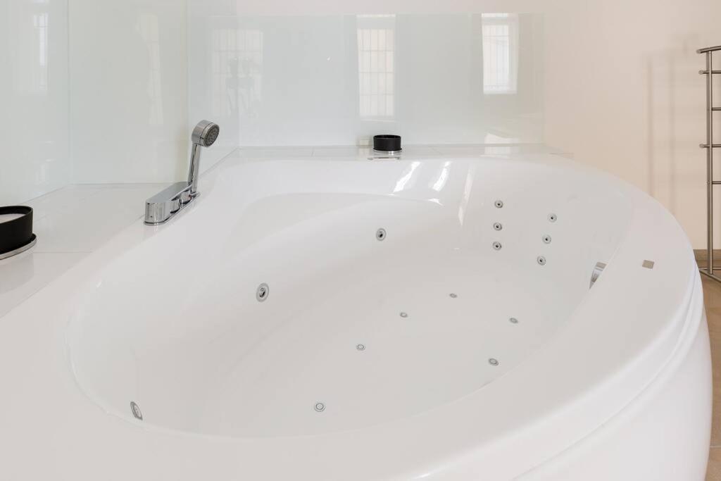 Grand Luxury On The Budapest Broadway W Jacuzzi Kültér fotó