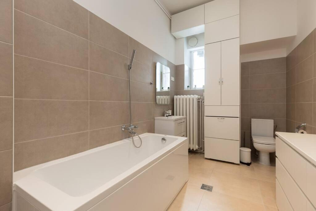 Grand Luxury On The Budapest Broadway W Jacuzzi Kültér fotó